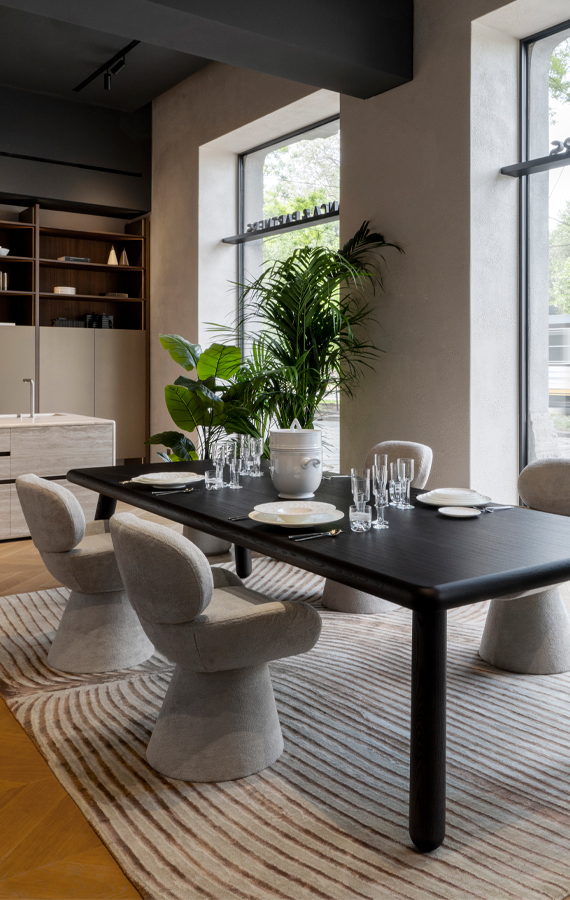 Tavolo Pomaro di Pianca con sedute coordinate, ambiente dining elegante presentato al Fuorisalone Milano 2026.
